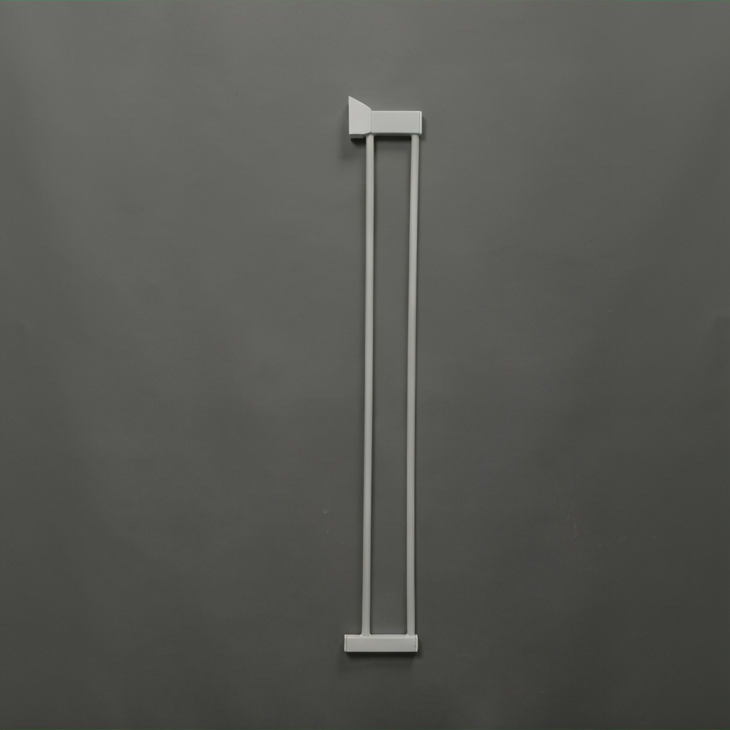 Hvit metall forlengelsesdel til grind med to vertikale stenger og en vinklet toppdel, mot en grå bakgrunn.