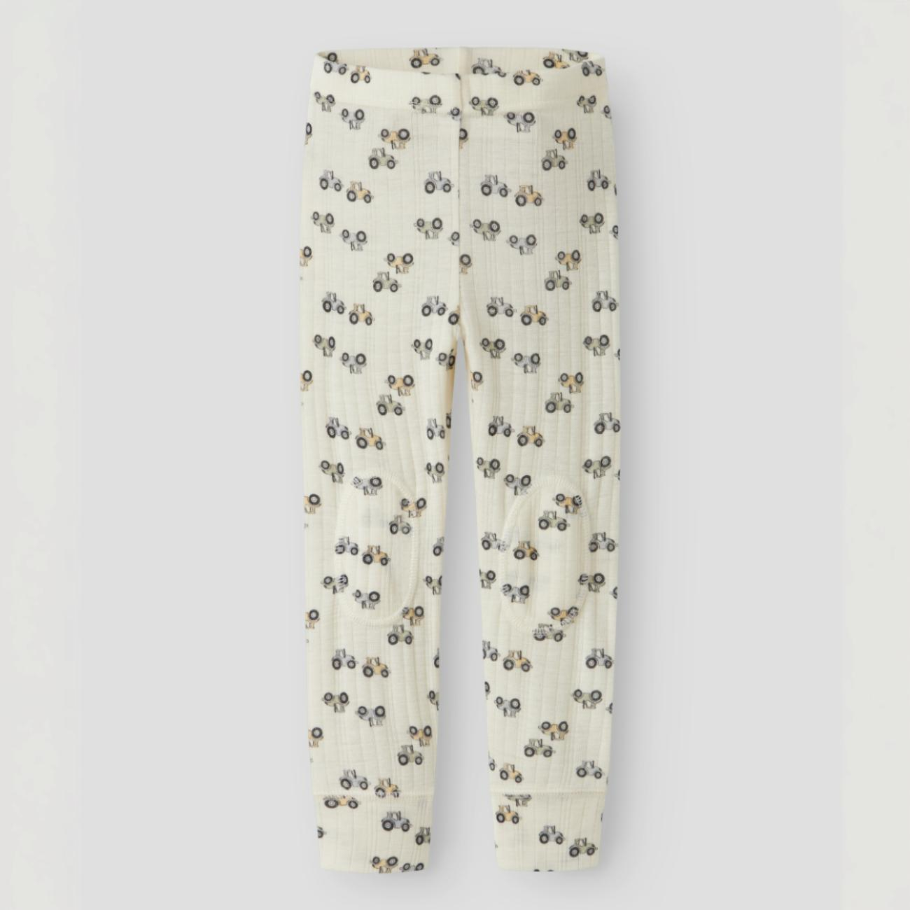 Barnets kremfargede ribbete leggings med gjentakende traktormønster, forfra.