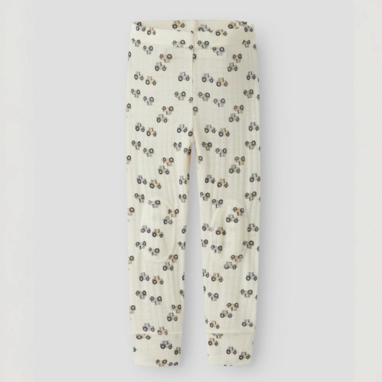 Barnets kremfargede ribbete leggings med gjentakende traktormønster, forfra.