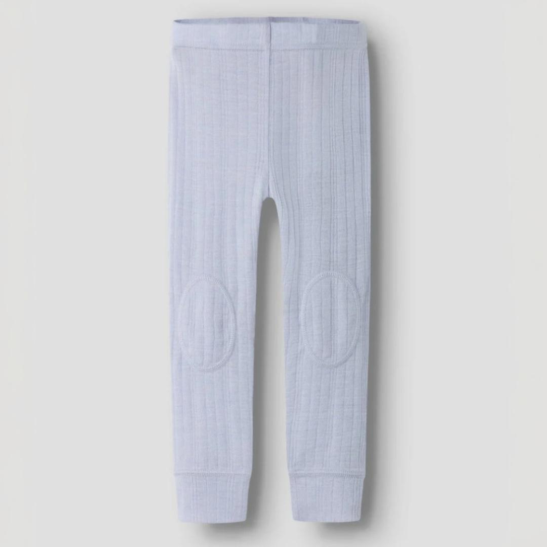 Lyseblå ribbede baby leggings med ovale knepatcher, forfra.