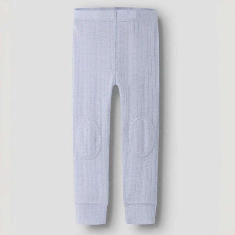 Lyseblå ribbede baby leggings med ovale knepatcher, forfra.