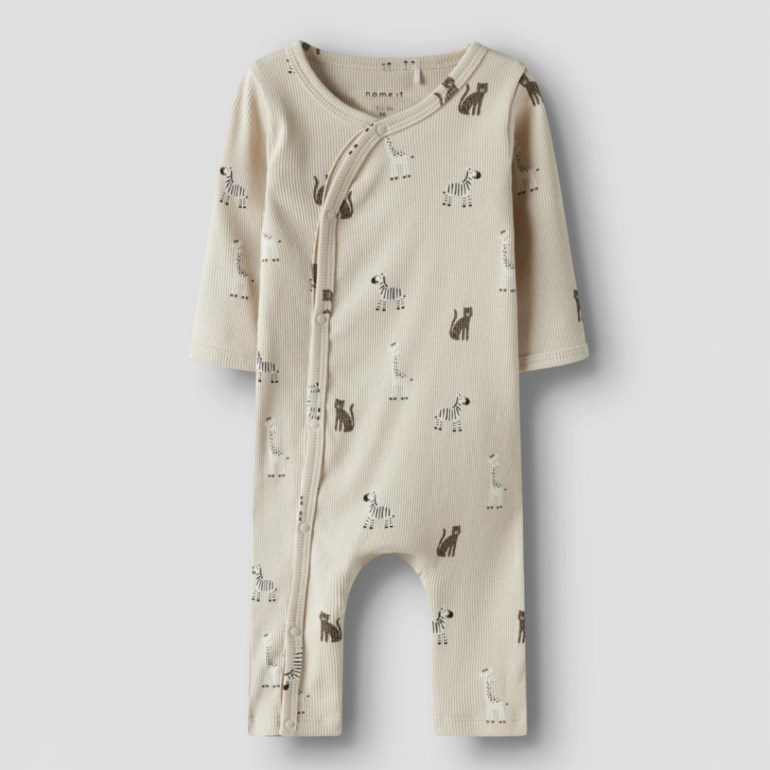 Et frontbilde av en beige ribbet baby sparkedress med brunt sebra- og kattemønster og trykknapper foran.