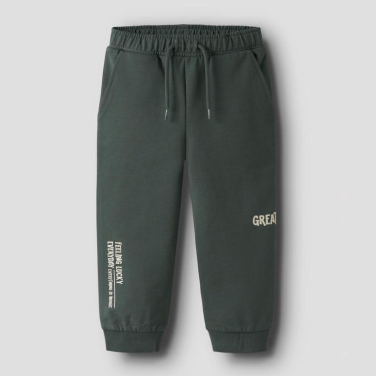 Mørkegrønne joggebukser for barn med elastisk snøring i midjen, sidelommer og teksttrykk på beina.