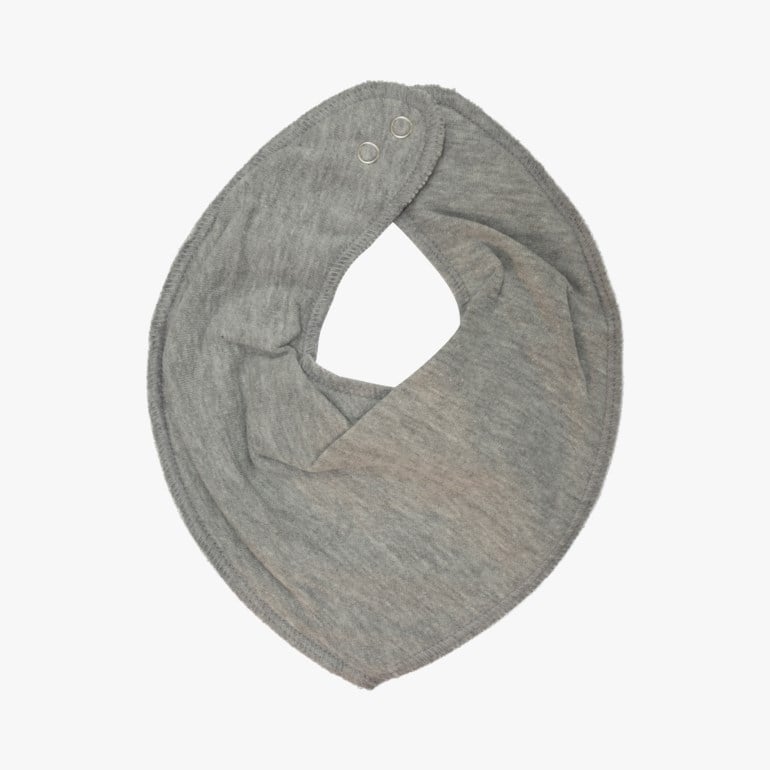 Grå baby smekke i bandana-modell med to sølvknapper.