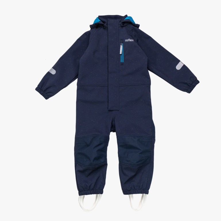 Barns marineblå hette softshell-overall med lyseblå glidelåsdetaljer, refleksstriper og elastiske fotstrikker, forfra.