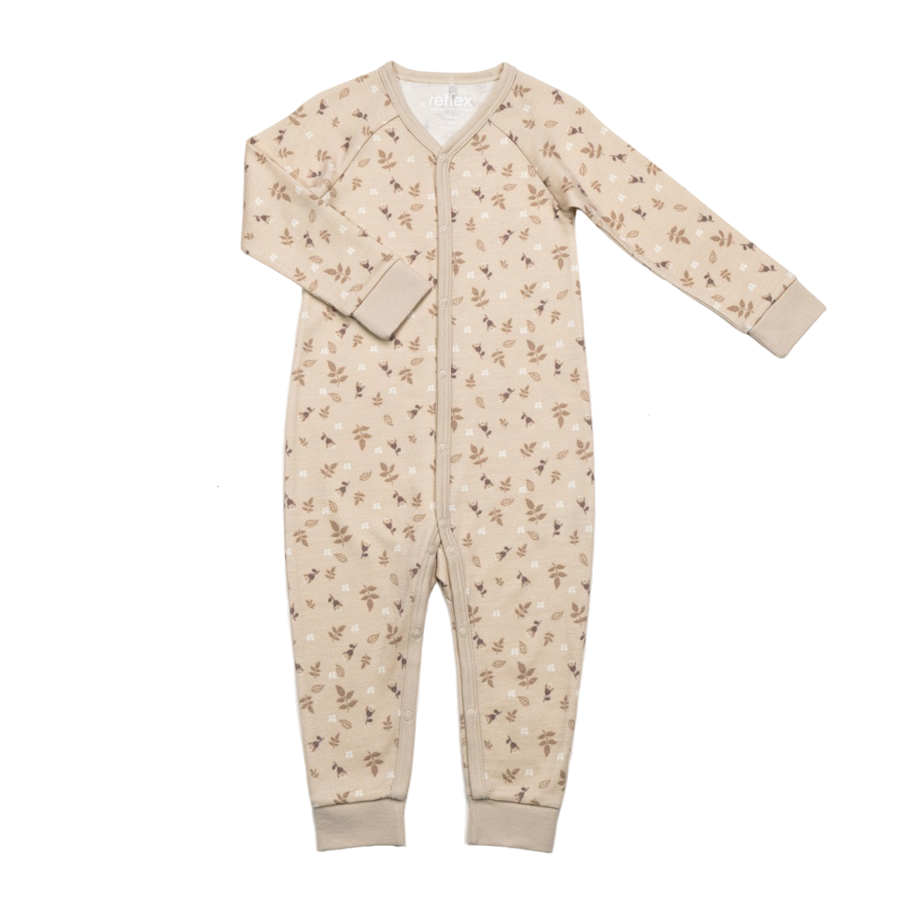 Baby beige langermet sparkebukse med brunt bladmønster og trykknapper foran, flatlagt.