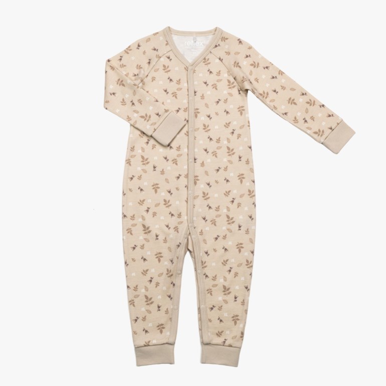 Baby beige langermet sparkebukse med brunt bladmønster og trykknapper foran, flatlagt.