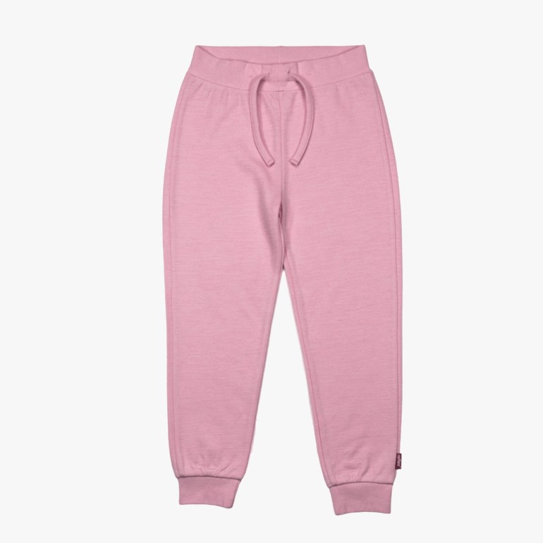 Frontutsikt av rosa barne-joggebukse med snøring i midjen og ribbestrikkede mansjetter ved anklene.