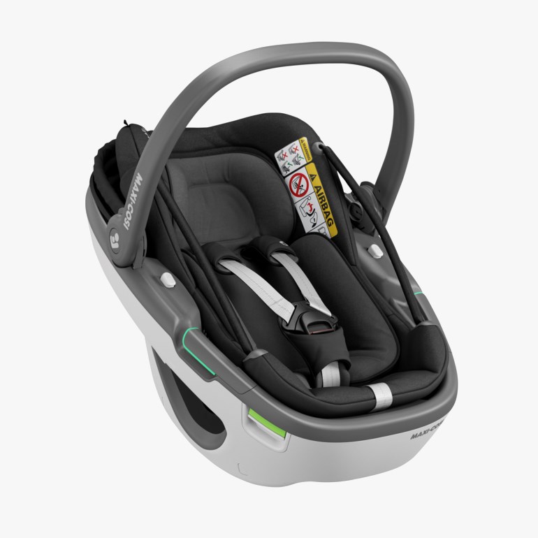 Grå og hvit bilbarnestol for baby med svart polstring, hvite stropper og grått bærehåndtak.