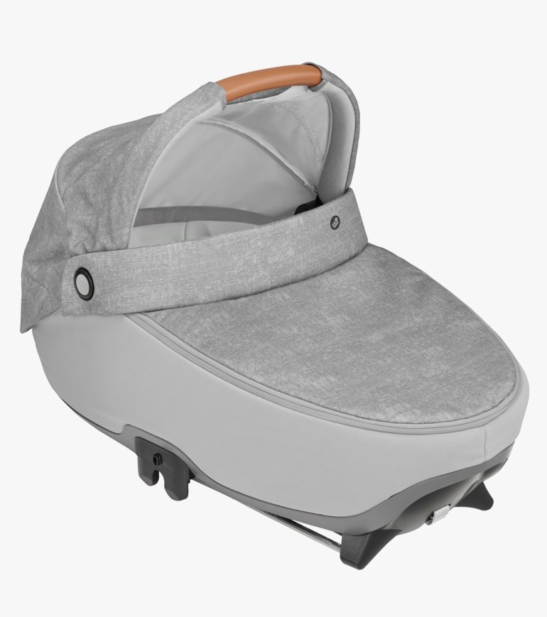 Lys grå teksturert babybag med åpen kalesje, brunt håndtak og mørkegrå knappdetalj.