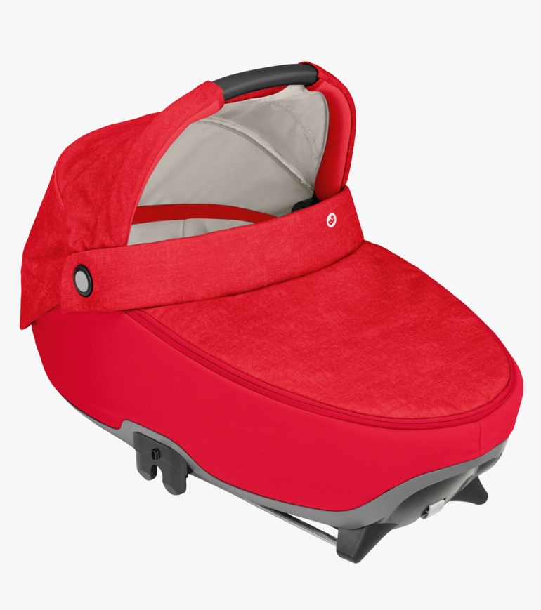 Rød baby bag med teksturert stoff, justerbar kalesje og grå basekomponenter.