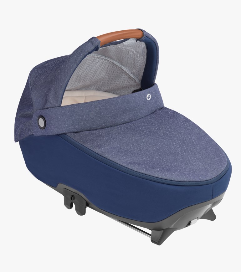 Mørkeblå babyliggedel med lyseblått mønstret kalesje og trekk, med brunt håndtak.