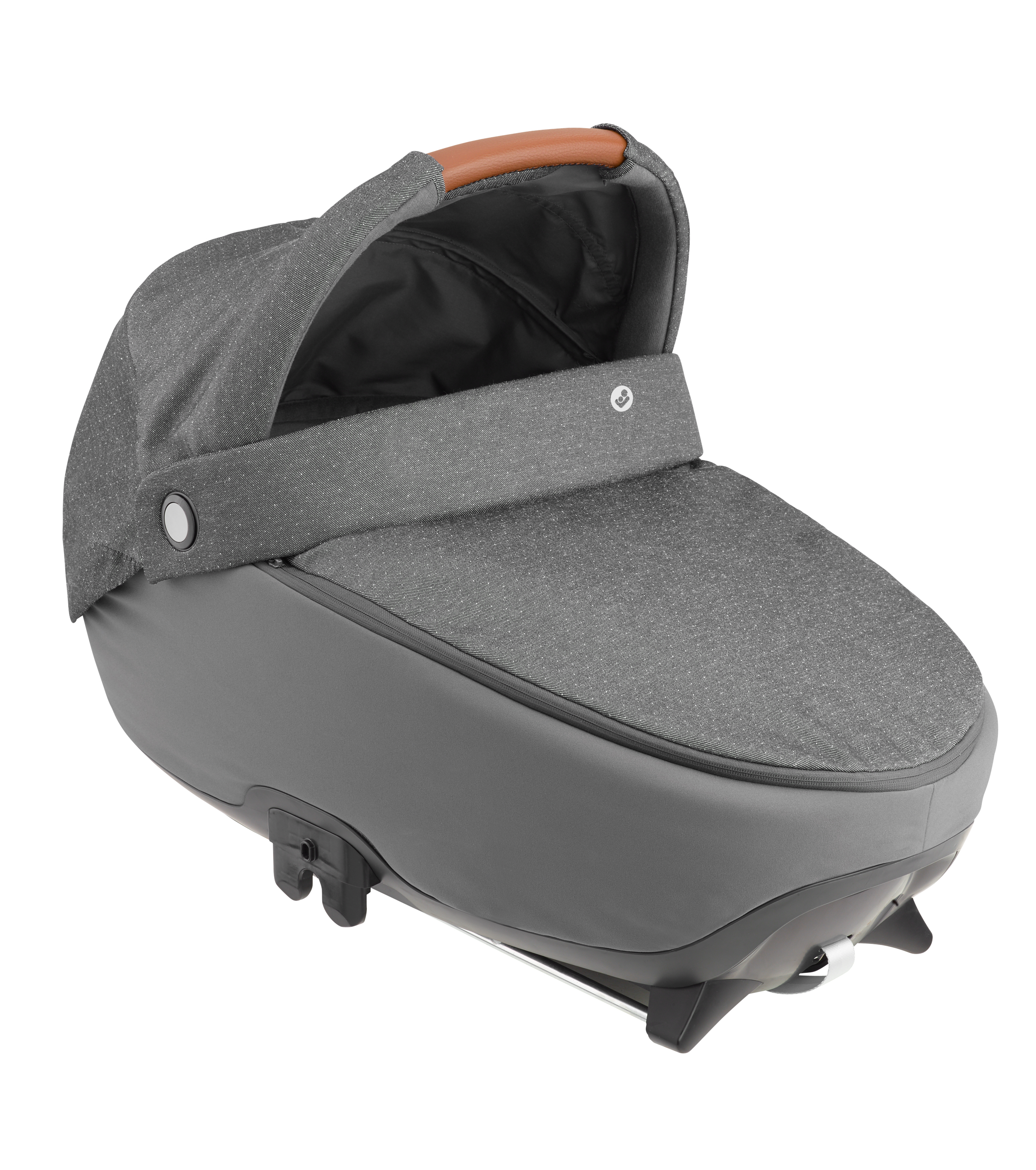 Mørkegrå babybærebag med flekkete grå stoffhette og trekk, med brunt skinnlignende håndtak.