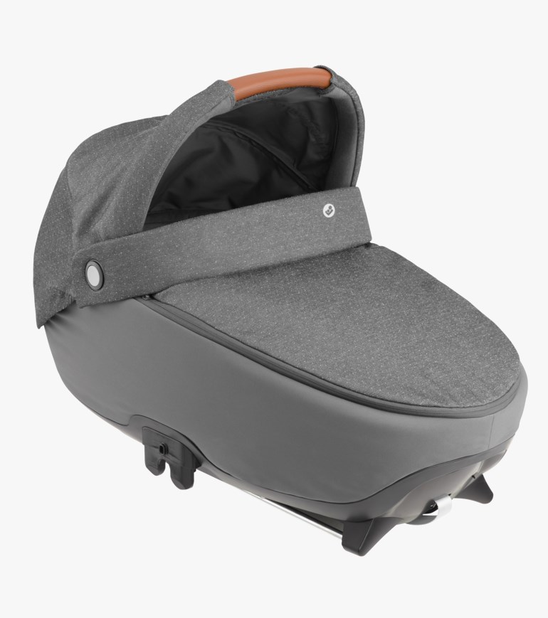 Mørkegrå babybærebag med flekkete grå stoffhette og trekk, med brunt skinnlignende håndtak.