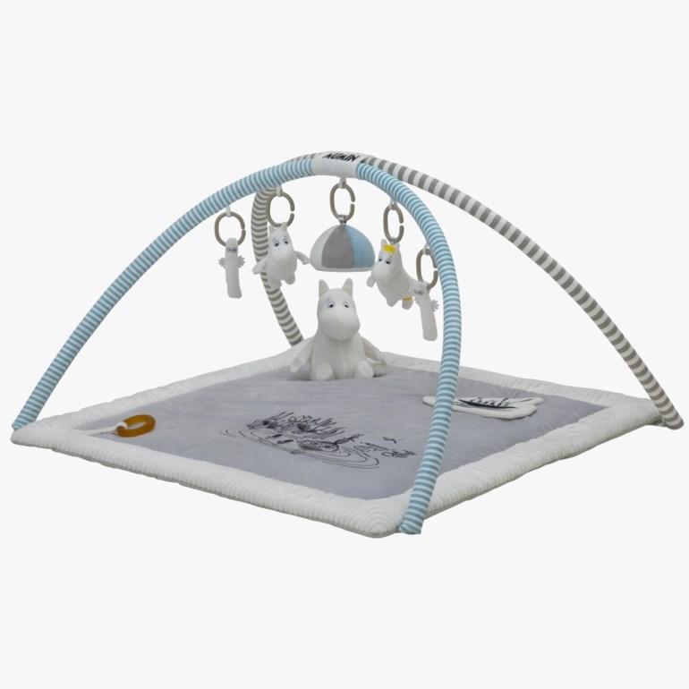 Babygym med grå base, hvit Mumiplysj og fire Mumitrollleker på stripete buer.