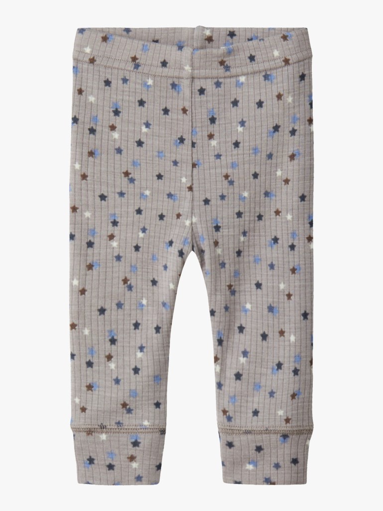 Frontbilde av ribbet beige babyleggings med spredt blått, brunt og hvitt stjernemønster.
