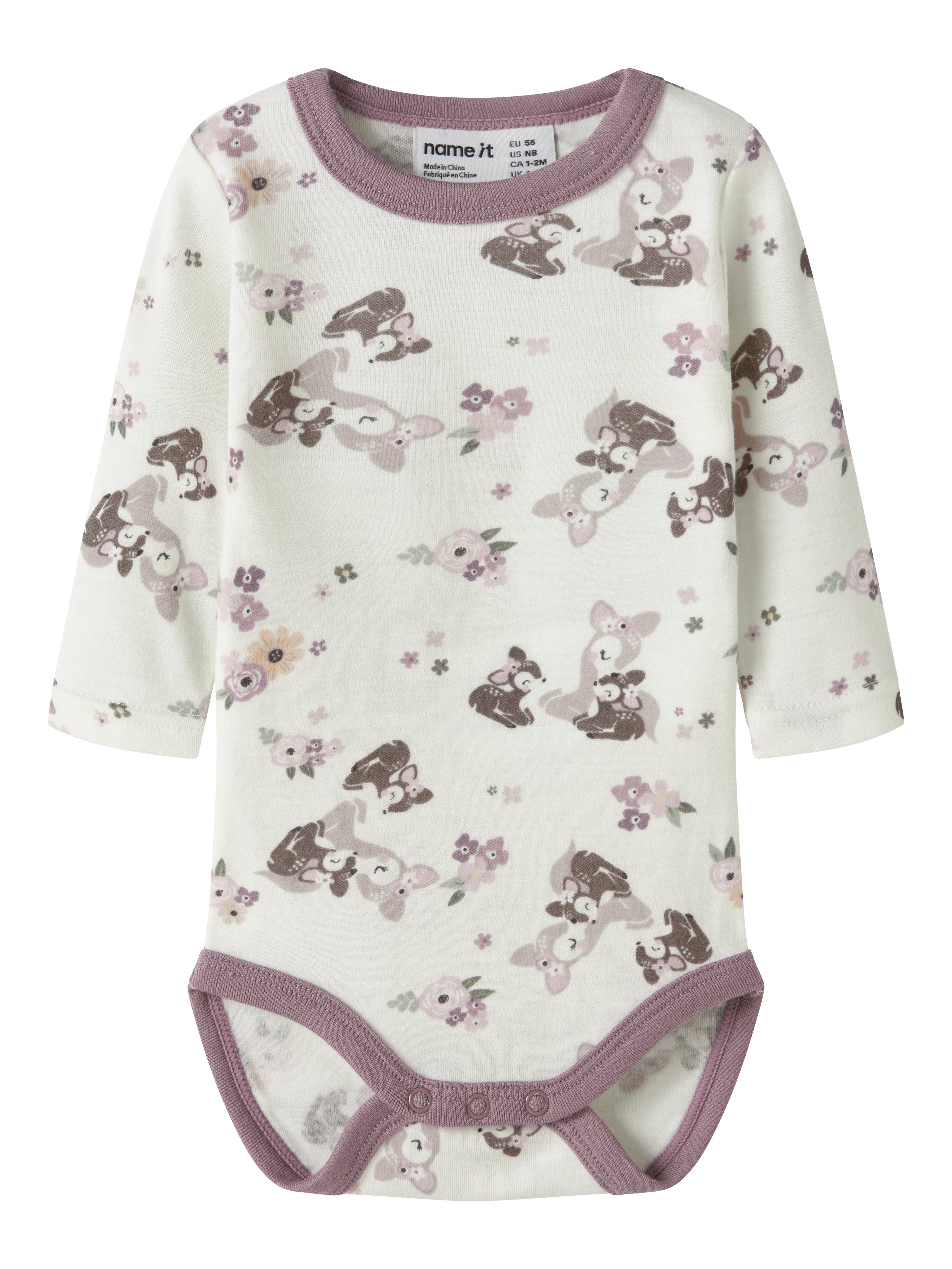 Eggehvit baby body med lange ermer og lilla kant, med trykk av hjort og blomster, forfra.