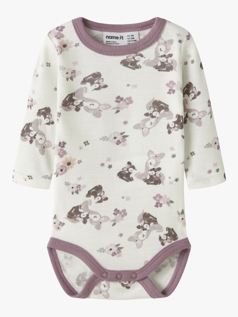 Eggehvit baby body med lange ermer og lilla kant, med trykk av hjort og blomster, forfra.