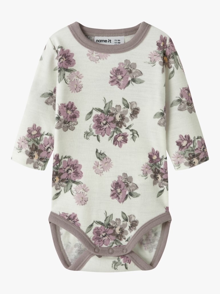 Babyens offwhite langermede body med lilla blomstertrykk, ribbestrikkede grå kanter og trykknapper.