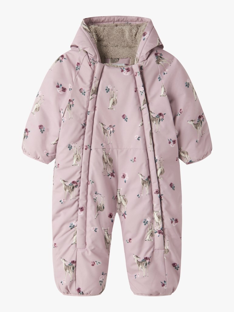 Støvrosa babyvinterdress med hjorte- og blomstermønster, hette med fuskepelsfôr og to glidelåser foran.