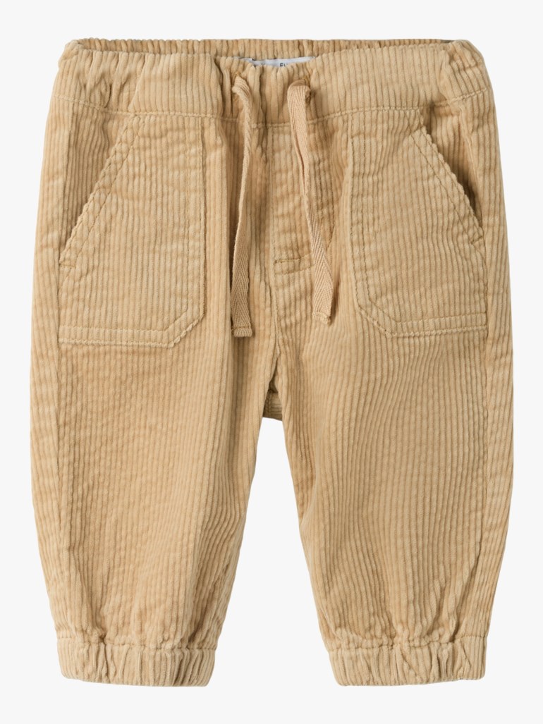 Barns beige kordfløyelsbukse med elastisk snøring i midjen, sidelommer og elastiske mansjetter.
