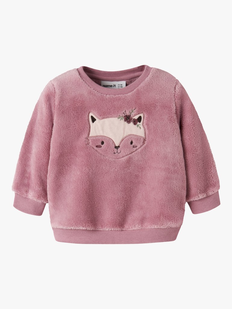 Frontbilde av en rosa lodden langermet babygenser med brodert reveansikt og blomsterdetaljer på brystet.
