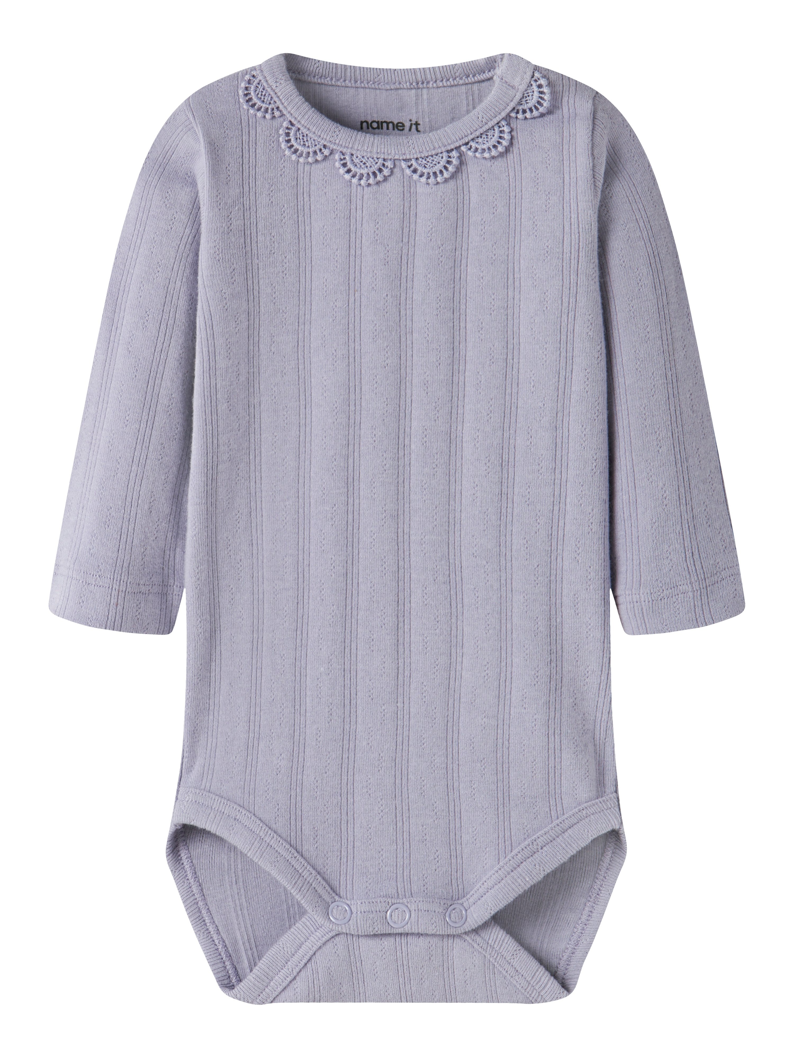 Lys lilla ribbet babybody med lange ermer, blondekrage og trykknapper i skrittet.