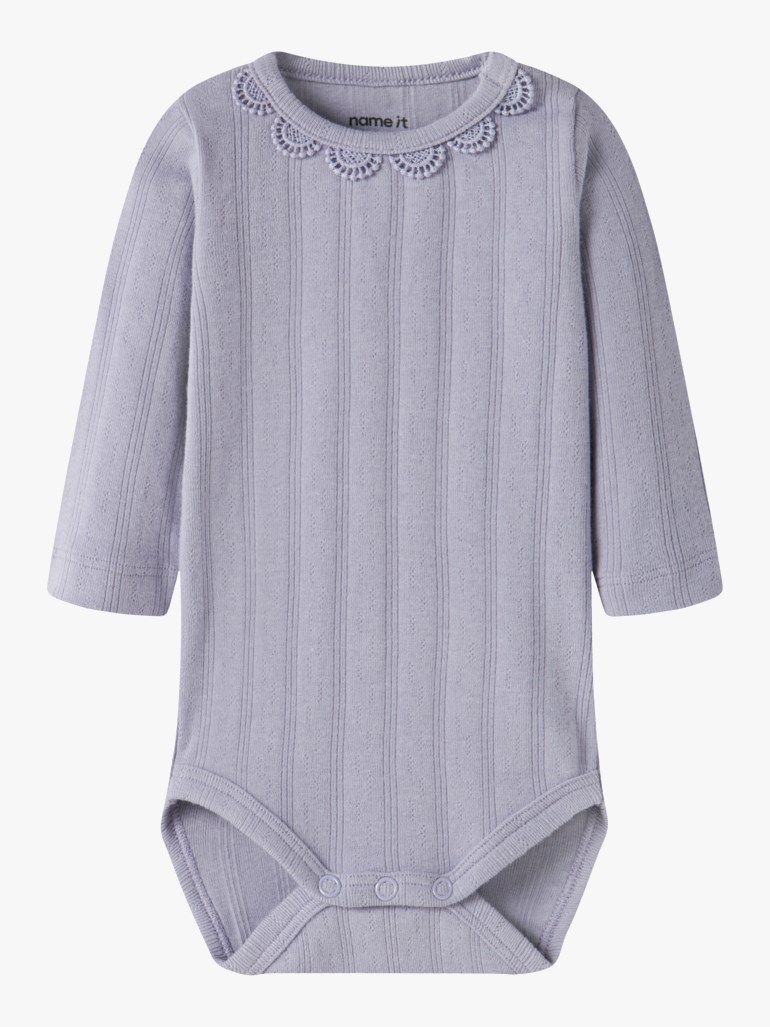 Lys lilla ribbet babybody med lange ermer, blondekrage og trykknapper i skrittet.