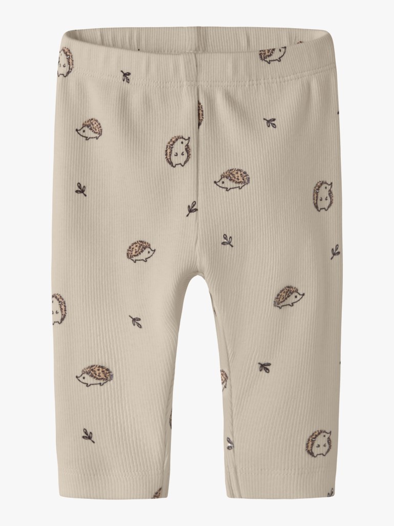 Forsiden av beige ribbestrikkede baby-leggings med elastisk midje og brunt pinnsvin- og bladmønster.
