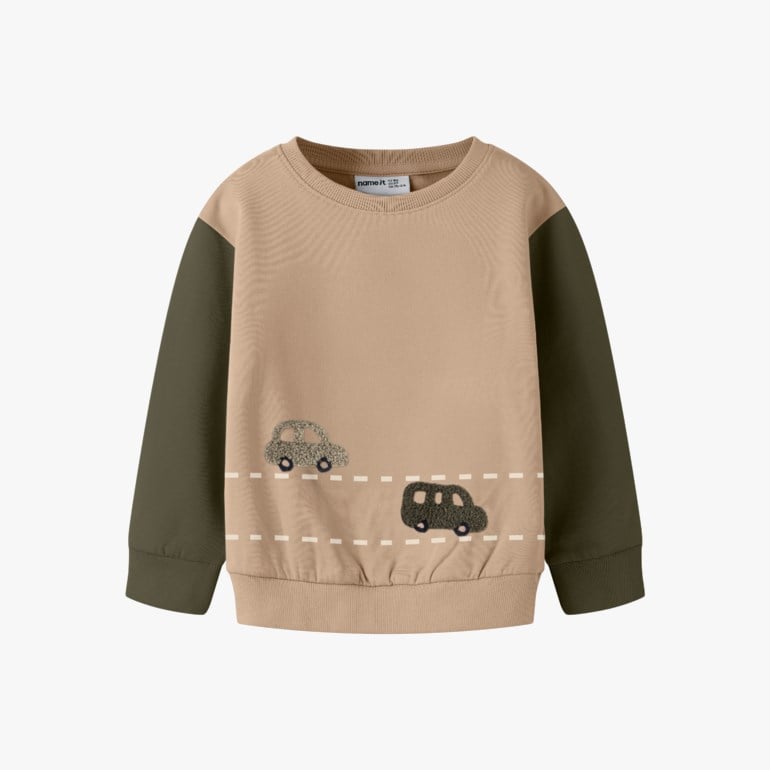 Barns beige og olivengrønn fargeblokk genser med rund hals og broderte biler foran.
