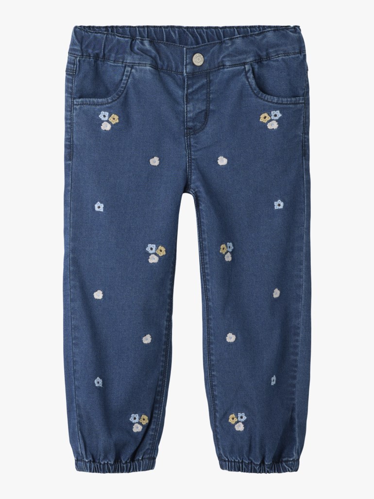 Blå barnebukse i denim med elastisk midje, en knapp, blomsterbroderi og elastiske ankler.