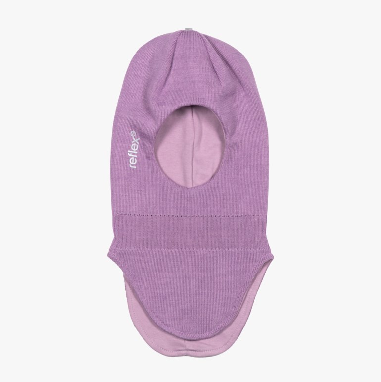 Lilla strikket balaklava med lysere innerlag, ansiktsåpning og ribbestrikkede detaljer, forfra.