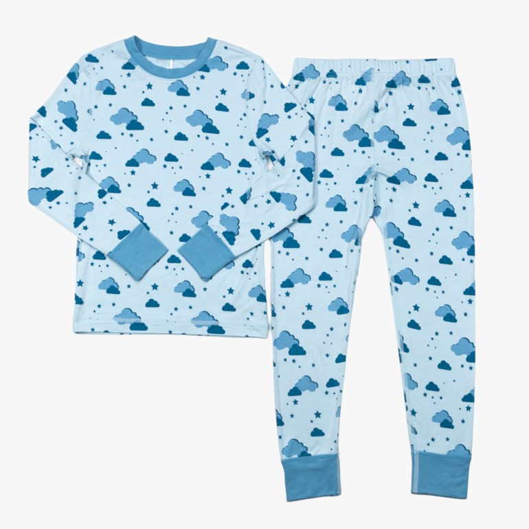 Lys blå barne pyjamas med langermet topp og bukse med mørkeblått sky- og stjernemønster.