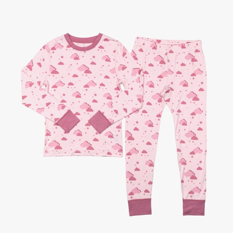 Barns rosa langermet pyjamasett med sky- og stjernemønster, mørk rosa krage og mansjetter.