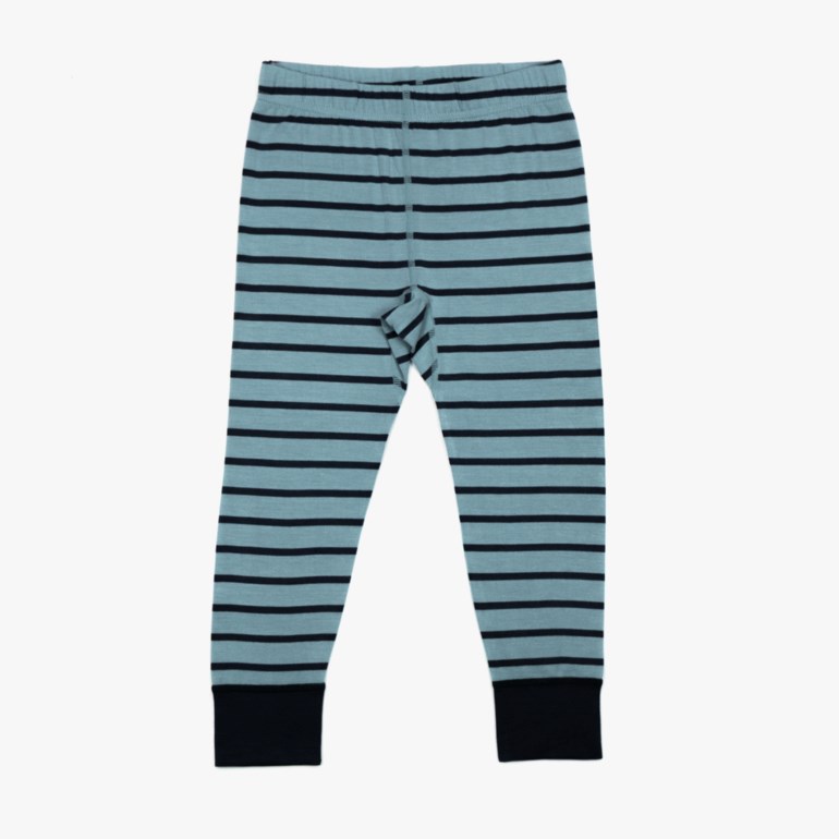 Barnas blå bukser med mørkeblå horisontale striper, elastisk linning og ribbestrikkede mansjetter.