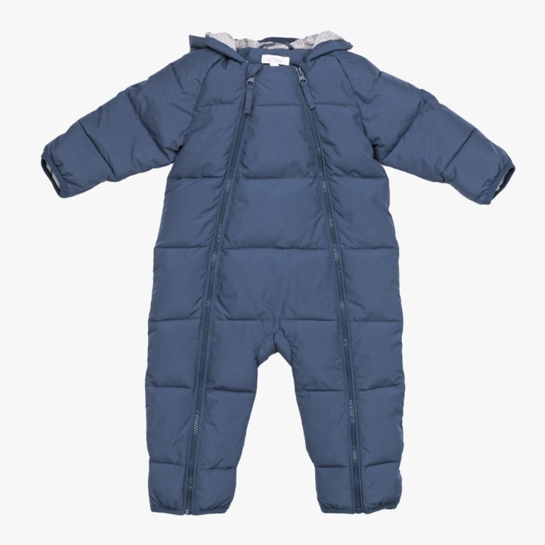 Blå vattert babyoverall med hette og to lange glidelåser foran.