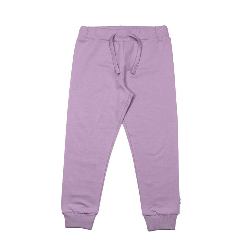 Lilla enfarget joggebukse med snøring i midjen og ribbestrikkede mansjetter, forfra.