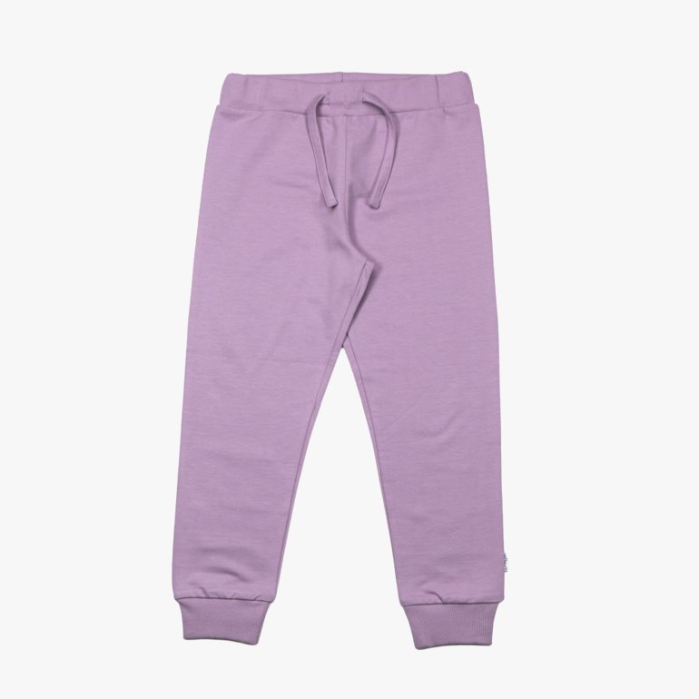 Lilla enfarget joggebukse med snøring i midjen og ribbestrikkede mansjetter, forfra.