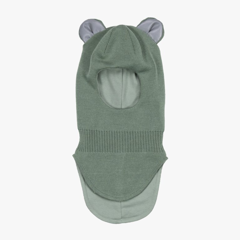 Grønn strikket balaklava for barn med grå innerører, ribbet hals og ansiktsåpning, forfra.