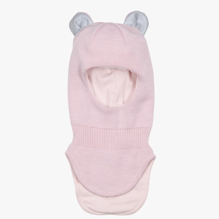 Rosa strikket barnebalaklava med to lysgrå øredetaljer, sett forfra.