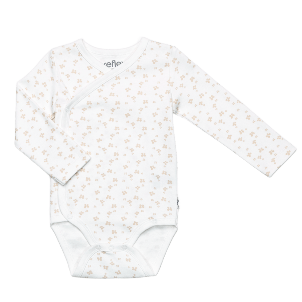 Baby langermet hvit omslagsbody med lysebrunt blomstermønster og trykknapper.
