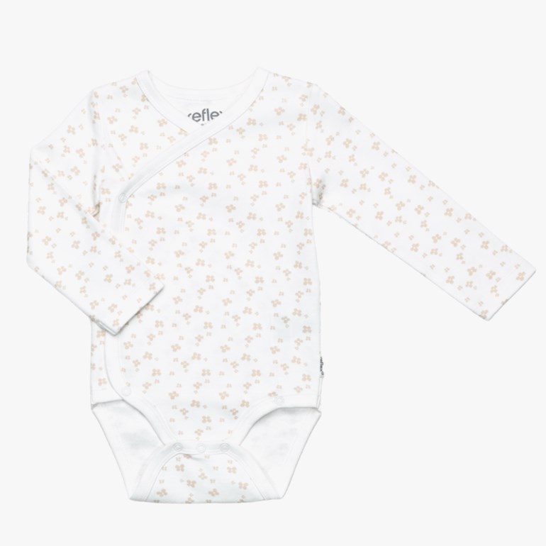 Baby langermet hvit omslagsbody med lysebrunt blomstermønster og trykknapper.