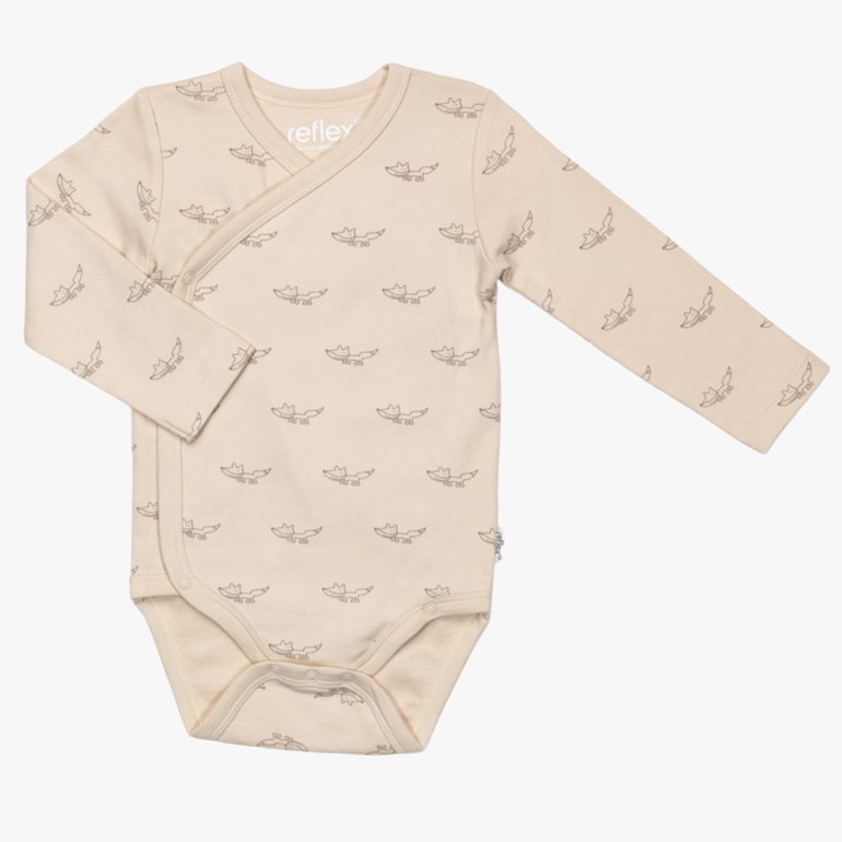 Beige omslagsbody for baby med lange ermer og et mønster av mørke rever.