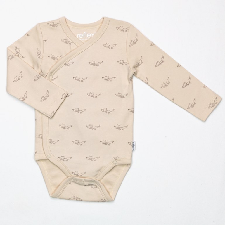 Beige omslagsbody for baby med lange ermer og et mønster av mørke rever.
