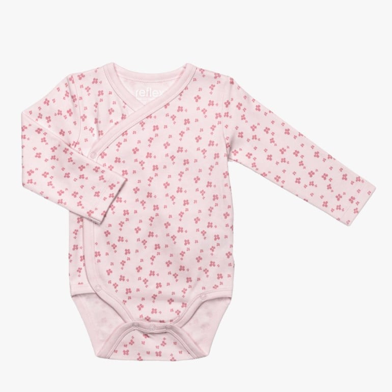 Lys rosa omslagsbody til baby med små rosa blomstermønster og trykknapper.