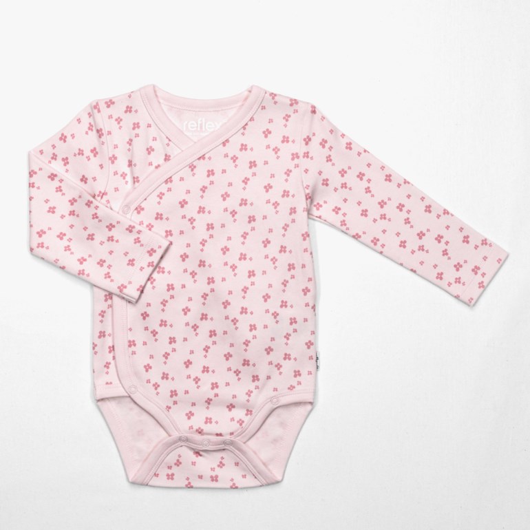 Lys rosa omslagsbody til baby med små rosa blomstermønster og trykknapper.