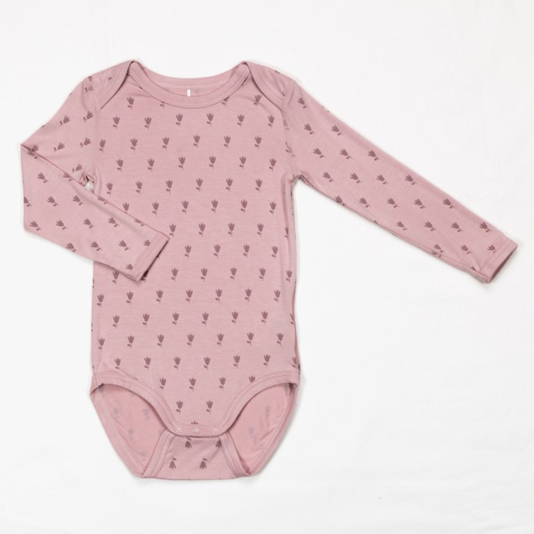 Rosa babybody med lang erm, blomstermønster i mørkere rosa og trykknapper i skrittet.