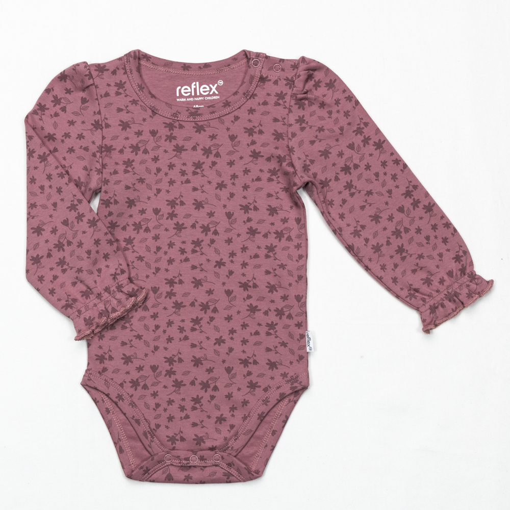 Støvrosa babybody med mørkt blomstermønster, lange volangermer og trykknapper ved skulder og skritt.