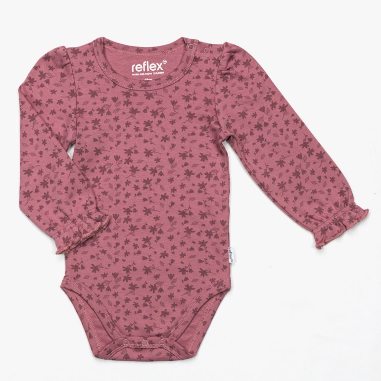 Støvrosa babybody med mørkt blomstermønster, lange volangermer og trykknapper ved skulder og skritt.