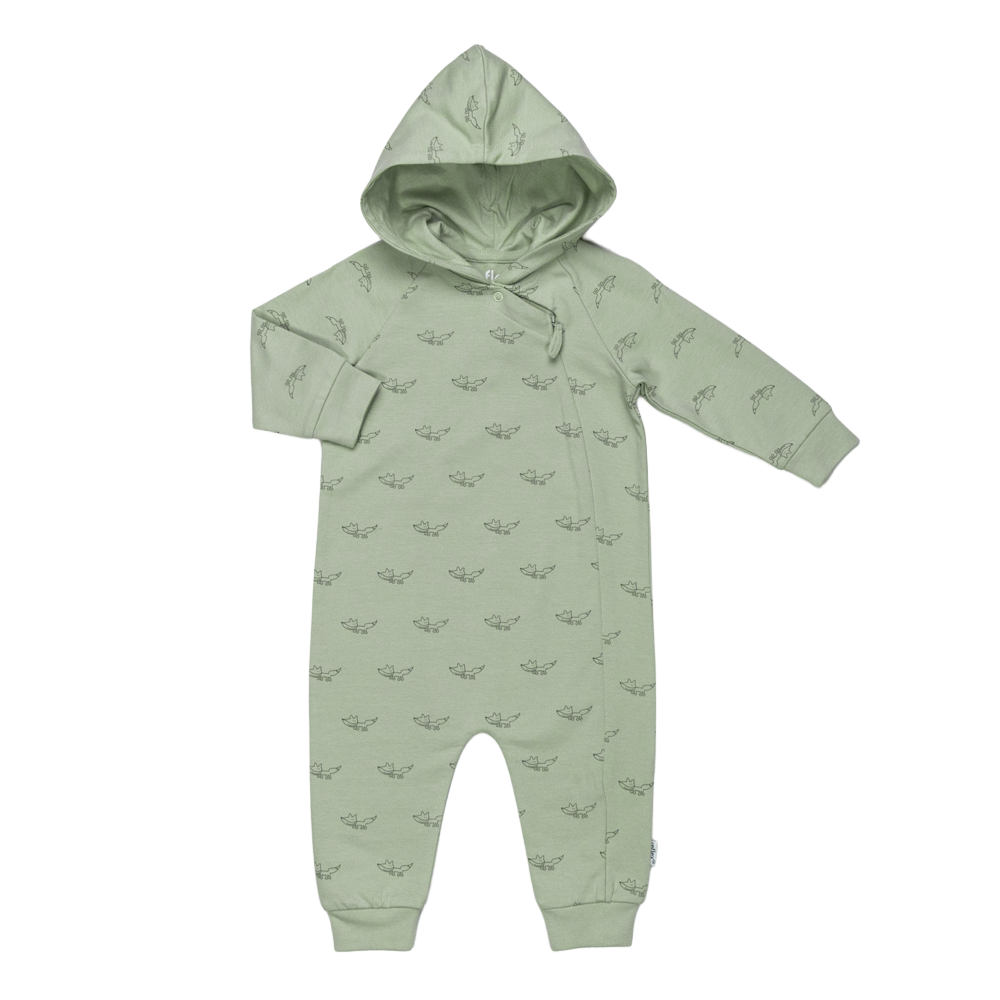 Lys grønn baby-hetteoverall med gjentagende revemønster, lange ermer og asymmetrisk knappelukking, flatlagt.